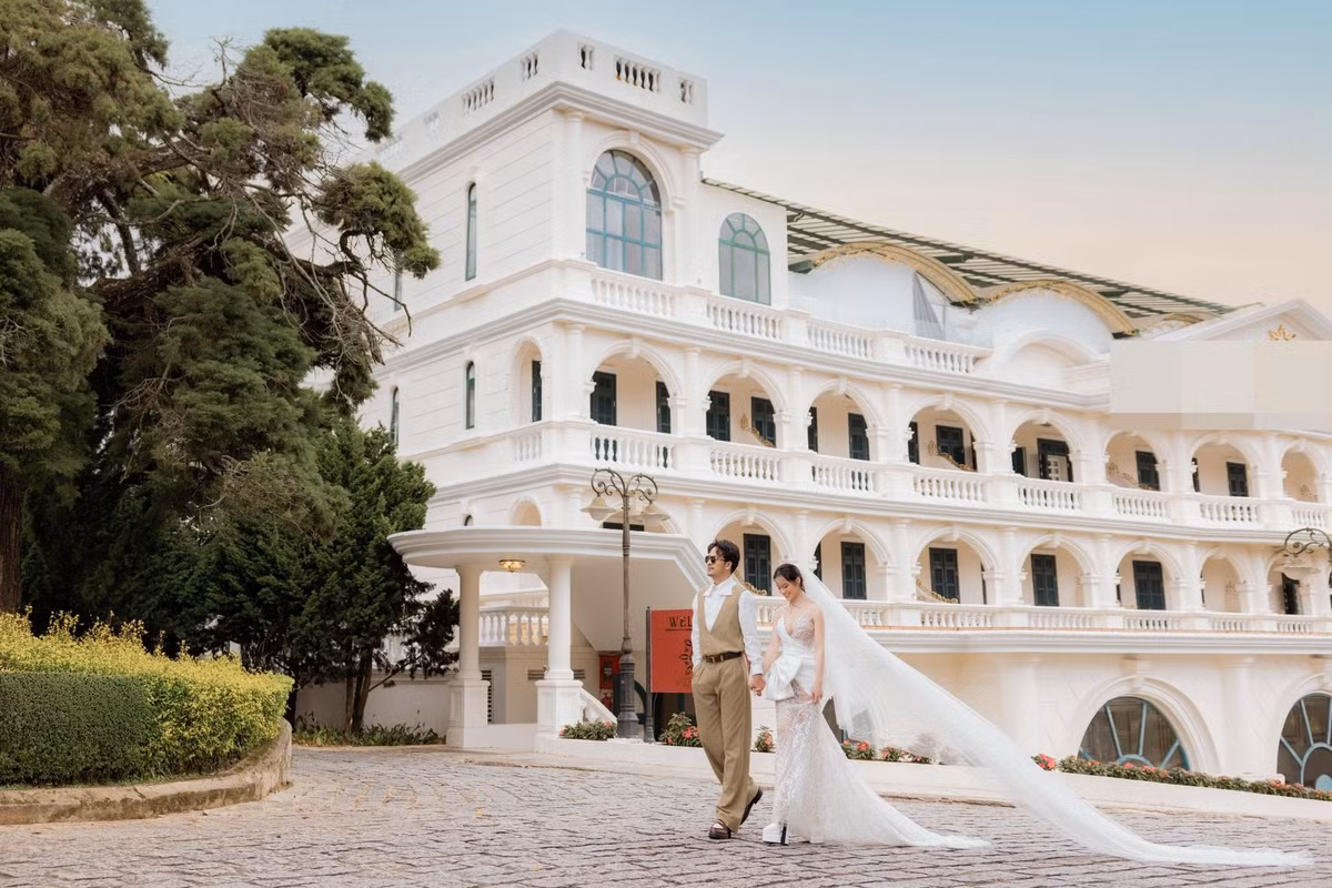 Ảnh cưới của vợ chồng Đoàn Minh Tài được thực hiện tại nhiều bối cảnh khác nhau, từ trong nhà đến không gian ngoài trời, trong chiếc xe hơi. Ảnh: FB Đoàn Minh Tài.