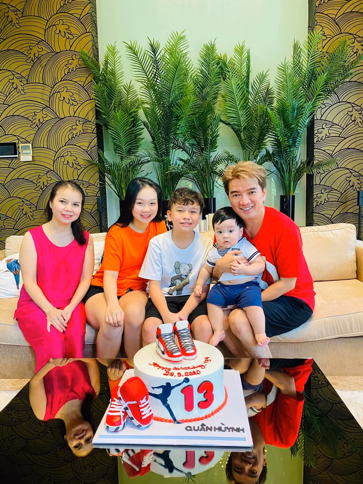 Khi Lâm Quân chuẩn bị thi đại học, “ông hoàng nhạc Việt” nhắn nhủ con trai: “Đại học không phải là học đại cho có tiếng mà nơi đó có rất nhiều khó khăn và thử thách dành cho con và cả ba nữa. Ba tự hào rằng mình đã nuôi dạy và cho các con ăn học bằng chính giọng hát của mình mỗi đêm! Sau này các con có ra sao thì hãy nhớ tiếng hát của ba và cả sự trả lương của khán giả sẽ luôn có mặt và len lỏi trong mọi ngóc ngách cuộc đời các con”. Ảnh: FB Đàm Vĩnh Hưng.