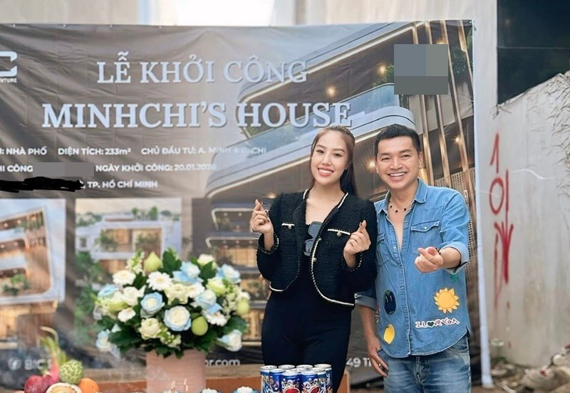 Trên trang cá nhân, nam diễn viên Quang Minh đăng tải hình ảnh bên bạn gái Tăng Khánh Chi trong buổi khởi công căn nhà phố rộng hơn 200m2. Quang Minh viết: "Ước nguyện có 1 căn nhà nhỏ với một cuộc sống bình an".