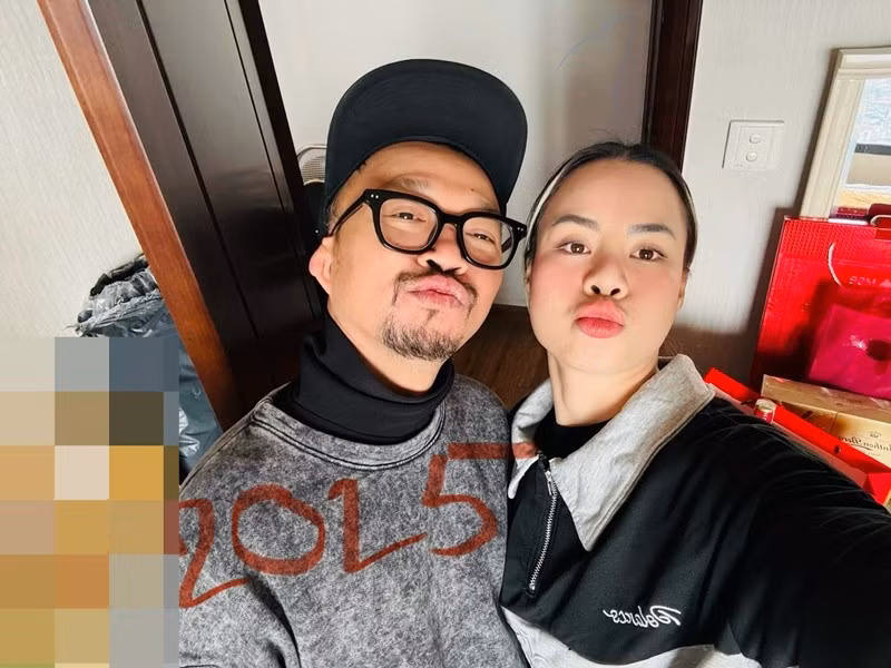 Trong cuộc phỏng vấn với VOV, Hà Lê cho biết, anh đưa cát-sê cho vợ vì biết mình không thể giữ được tiền. Ảnh: FB Hà Lê.