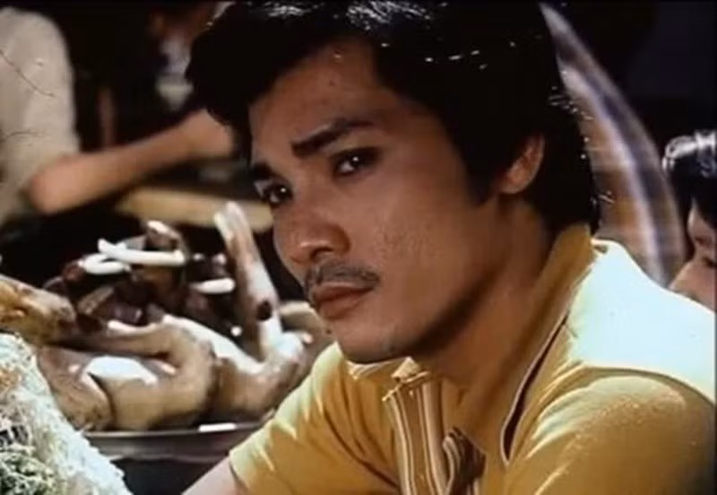 “Quả thật, tôi nghe xúc động lắm, vì khán giả và đồng nghiệp đã quá yêu mến vai diễn Sáu Tâm của mình. Nhưng cũng chính lý do này, tôi đã trả lời: "Hai anh cứ để em chết như thế. Vậy mới khiến mọi người thương và nhớ. Chứ sống lại, chắc gì đã hào hùng…", Thương Tín cho biết. Ảnh: Người Đưa Tin.