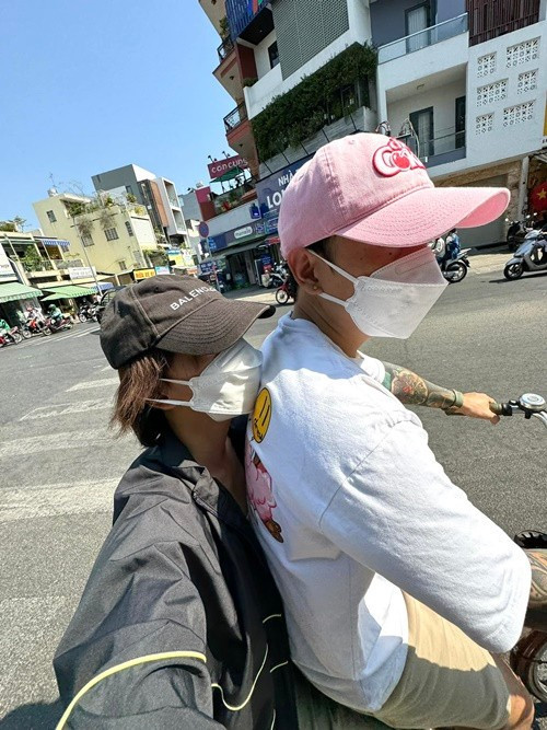 Binz thoải mái xuất hiện trong các clip của bạn gái, dành cho nửa kia lời ngọt ngào. Ảnh: FB Châu Bùi.