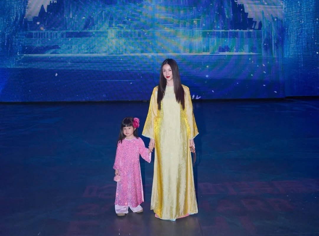 Bé Pam – con gái Salim diện áo dài ngày Tết với phong thái hồn nhiên, đáng yêu, mang đến cảm giác gần gũi, đúng tinh thần sum họp gia đình. Ảnh: Instagram Salim.