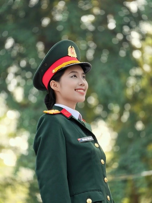 Đại tá Trần Văn Kim chia sẻ trên Tiền Phong, cho biết ban đầu gia đình e ngại khi Châu Anh thi nhan sắc, nhưng sau đó thấy vững tâm hơn nhờ uy tín và lịch sử lâu đời của Hoa hậu Việt Nam. Ảnh: Dân Việt.