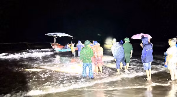 Các nạn nhân được lực lượng cứu nạn đưa vào đất liền an toàn lúc 0h30 ngày 20/7.