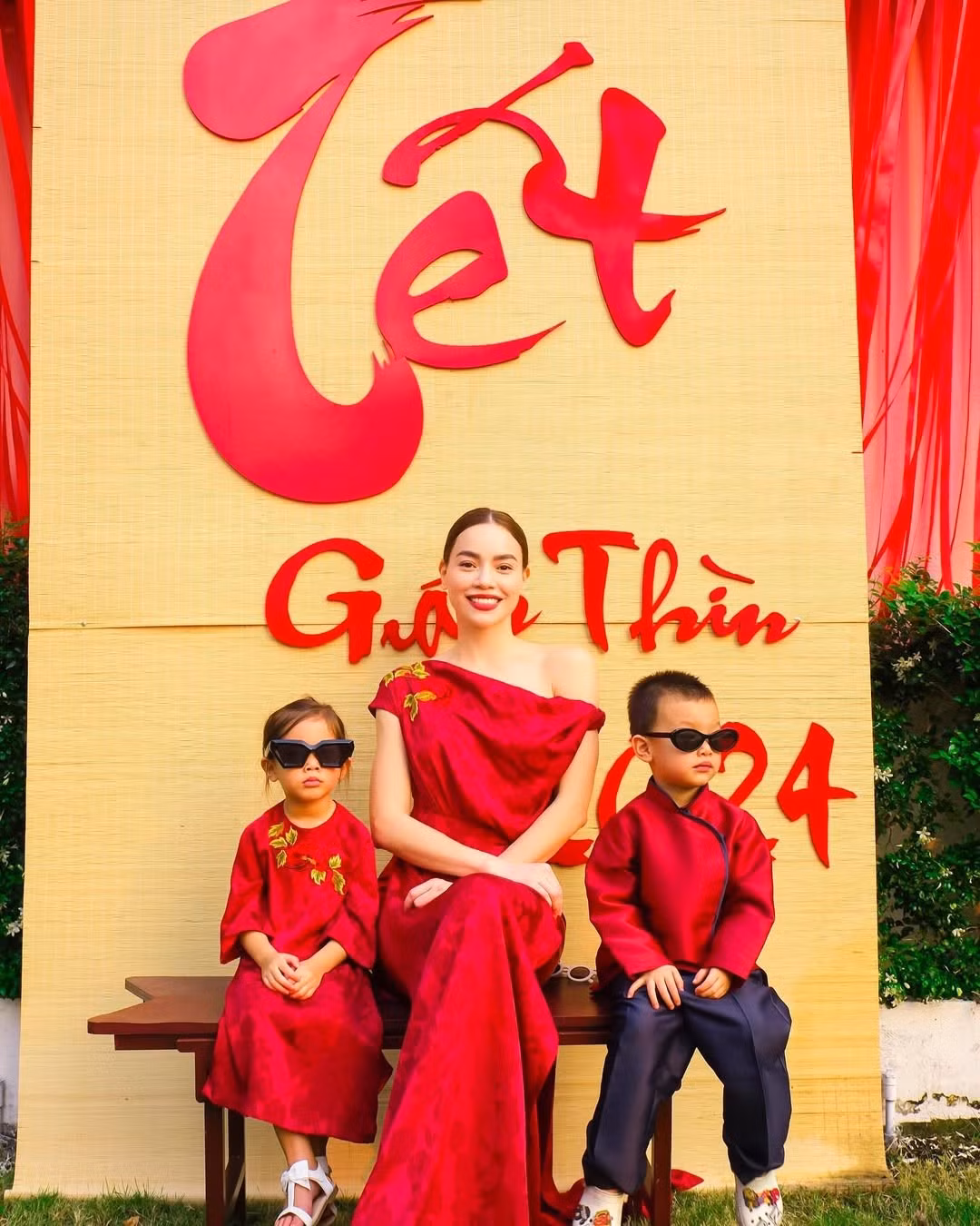 Cặp song sinh Lisa – Leon của Hồ Ngọc Hà mỗi lần diện áo dài đều khiến khán giả 'tan chảy' bởi vẻ đáng yêu rất riêng. Ảnh: FB Hồ Ngọc Hà.