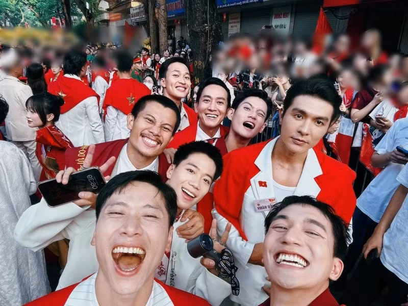 Tú của Mưa đỏ góp mặt trong dàn nghệ sĩ tham gia lễ diễu binh, diễu hành.