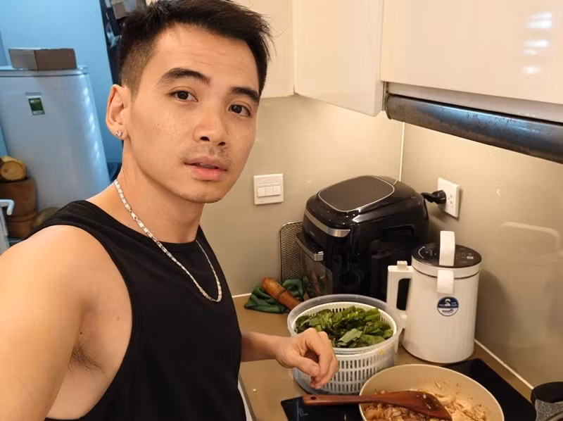 Tuấn Khôi thường xuyên dậy sớm nấu ăn cho H'hen Niê. Ảnh: FB Tuấn Khôi.