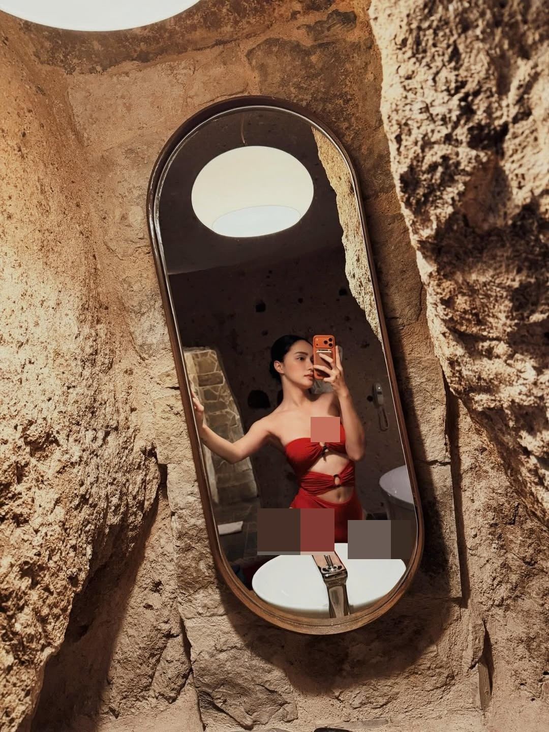 View - Hoa hậu Hương Giang khoe vẻ gợi cảm trong chuyến du lịch nước ngoài đầu năm | Báo Tri thức và Cuộc sống - TIN TỨC PHỔ BIẾN KIẾN THỨC 24H