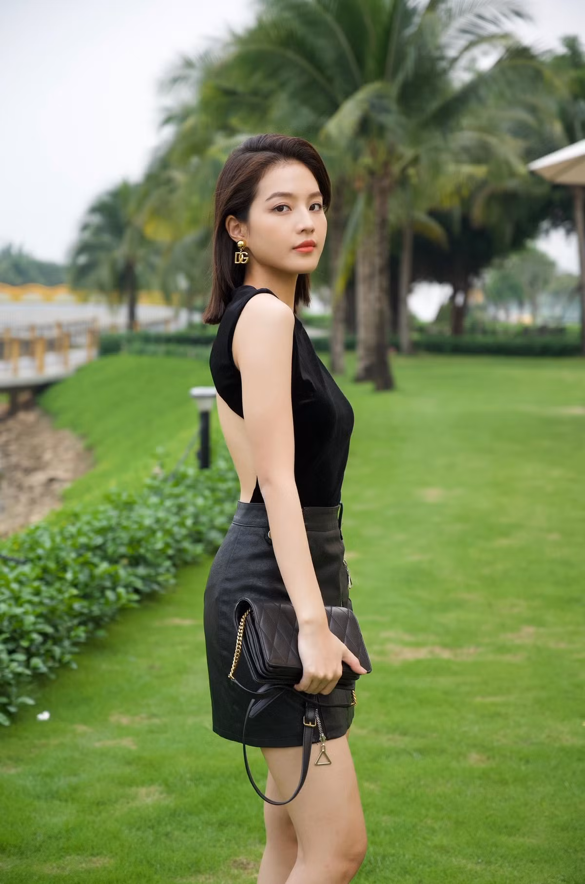 Bích Ngọc thi thoảng đổi phong cách. Cô ăn mặc cá tính, gợi cảm hơn.