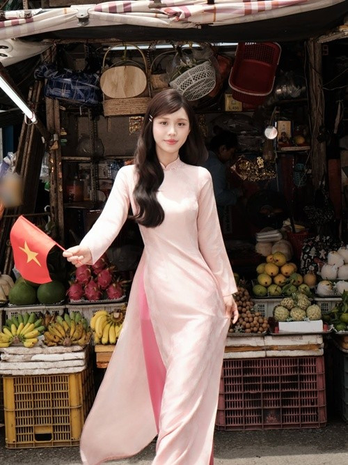 Han Sara có bố mẹ đều là người Hàn Quốc. Nữ ca sĩ chia sẻ trên Đời Sống Pháp Luật, cô đã quen và vô cùng yêu thích đồ ăn Việt Nam, văn hóa, khí hậu và cả con người Việt Nam. “Tôi gần như sử dụng 95% thời gian để nói tiếng Việt, chỉ khi về nhà nói chuyện với ba thì mới dùng tiếng Hàn vì ba tôi vẫn chưa giỏi tiếng Việt lắm”, nữ ca sĩ cho biết. Ảnh: Instagram Han Sara.