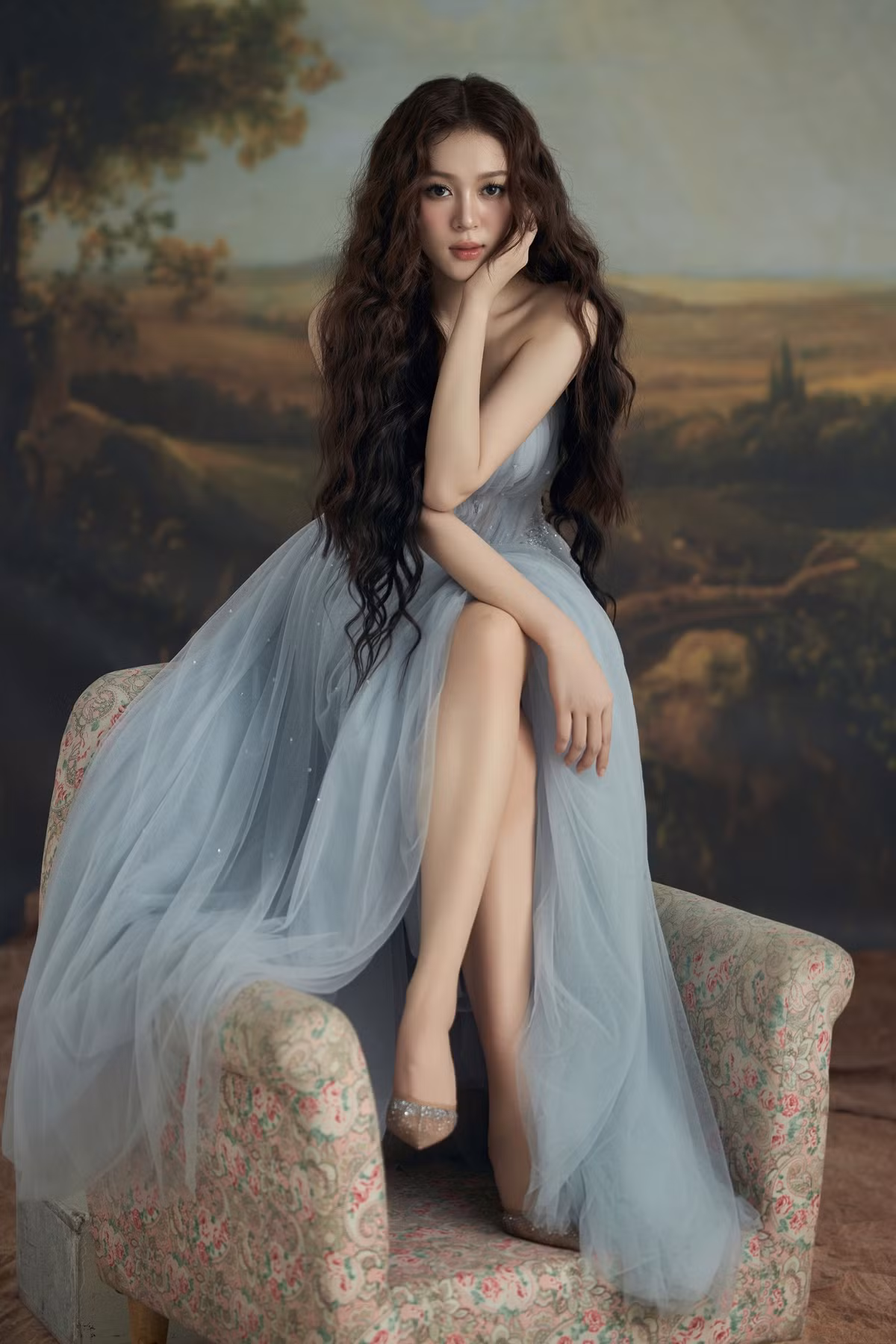 1 năm qua, Kiều Duy không ngại thử sức ở nhiều vai trò. Hoa hậu Quốc gia Việt Nam 2024 liên tục xuất hiện trên các sàn diễn thời trang, đảm nhận vai trò vedette, first-face cho nhà thiết kế nổi tiếng. Ảnh: Sen Vàng.