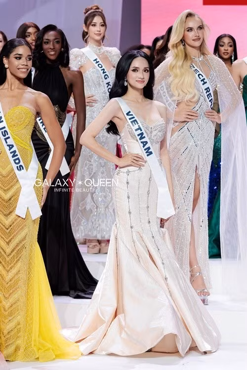 Không ít khán giả cho rằng hình ảnh Hương Giang trong sự kiện ra mắt của Miss Universe 2025 gợi nhớ đến hình ảnh Phạm Hương diện váy đuôi cá lộng lẫy ở cuộc thi năm 2015. Ảnh: Galaxy Queen.