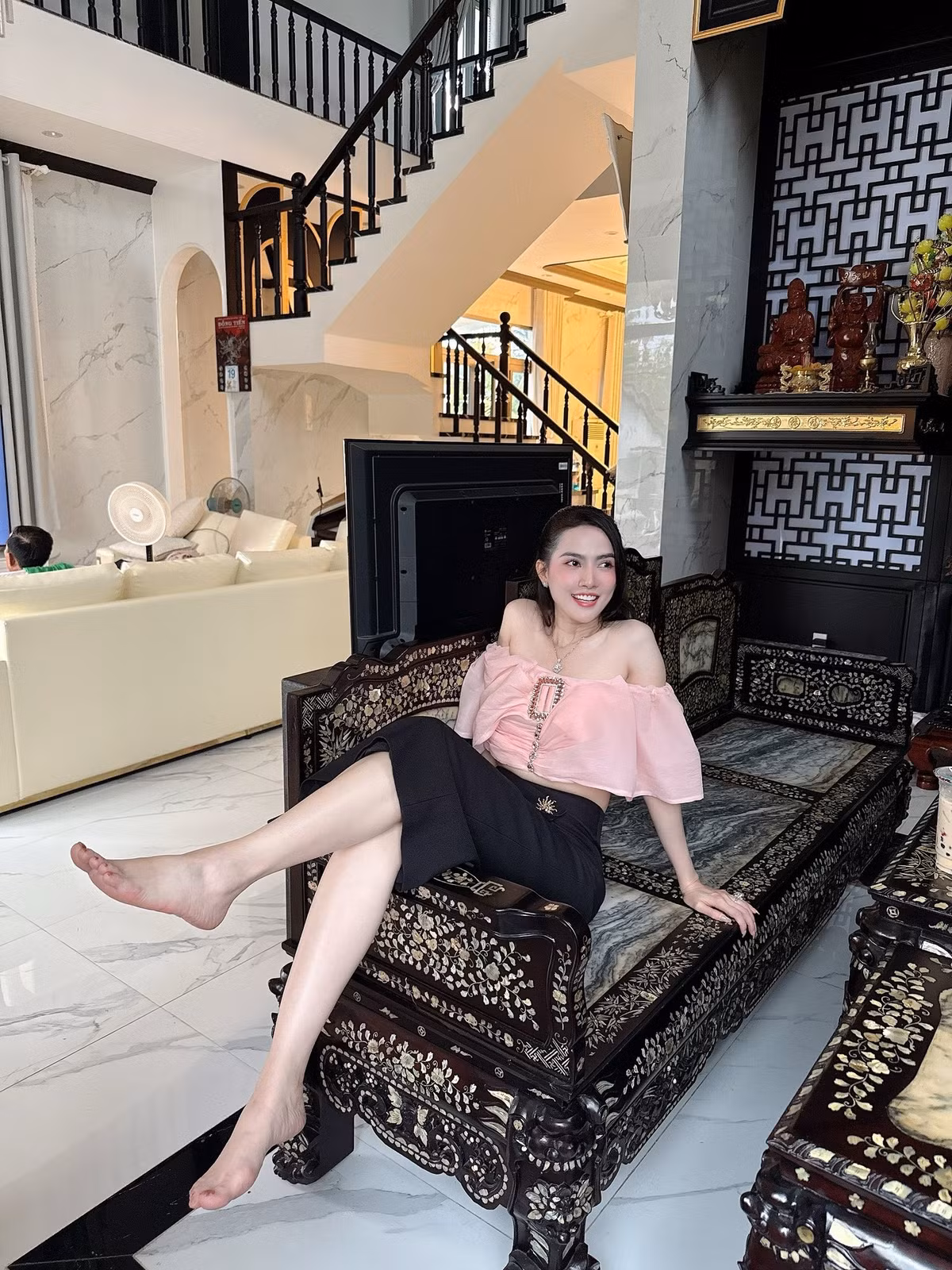 Phan Thị Mơ cho biết, cô thích hàng hiệu nhưng không lạm dụng chúng. Ảnh: FB Phan Thị Mơ.