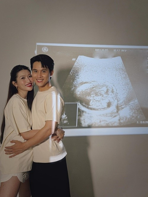 Trên trang cá nhân, Á hậu Quỳnh Châu đăng tải hình ảnh bên doanh nhân Phát Nguyễn đồng thời báo tin vui bầu bí. "Một phép màu nhỏ đang lớn lên mỗi ngày trong chúng mình. Lần đầu Châu và Phát trở thành ba mẹ… vừa hồi hộp, vừa hạnh phúc. Hôm nay chúng mình xin san sẻ niềm vui này đến mọi người. Mong nhận được nhiều yêu thương dành cho em bé của chúng mình nhé", cô viết.