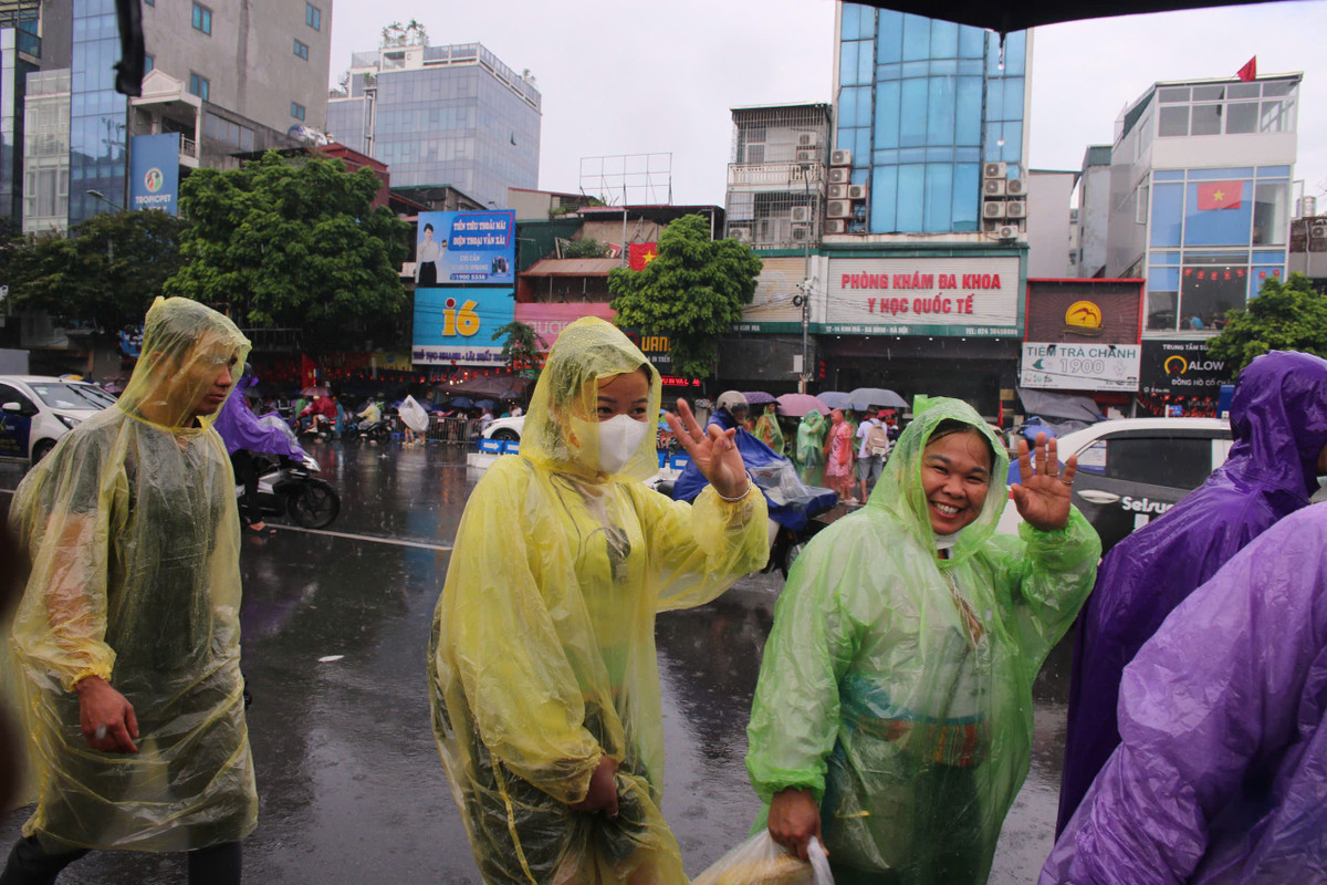 Cơn mưa không làm giảm tinh thần "vượt nắng, thắng mưa" chờ xem diễu binh của người dân.