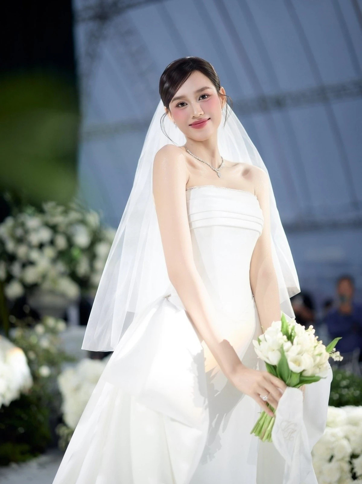 Hoa hậu Đỗ Thị Hà diện một số mẫu váy cưới gợi cảm trong đám cưới tối ngày 22/10 tại Quảng Trị. Ảnh: Znews.