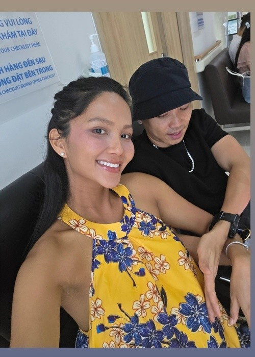 Nàng hậu tiết lộ được chồng đưa khi khám thai. "Như bao nhiêu cặp đôi khác là Hen và anh Khôi cũng rất mong chờ ngày đi khám để được gặp con. Nhưng có nhiều lần đi khám là con lại trốn", H'hen Niê cho biết. Ảnh: FB H'hen Niê.