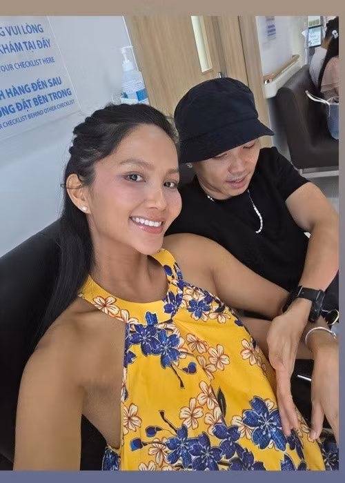 Nàng hậu tiết lộ được chồng đưa khi khám thai. "Như bao nhiêu cặp đôi khác là Hen và anh Khôi cũng rất mong chờ ngày đi khám để được gặp con. Nhưng có nhiều lần đi khám là con lại trốn", H'hen Niê cho biết. Ảnh: FB H'hen Niê.
