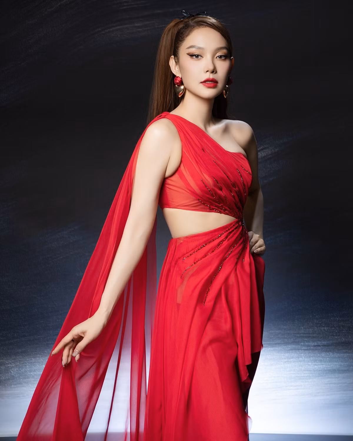 Sau khi kết hôn, Minh Hằng vẫn hoạt động trong showbiz.