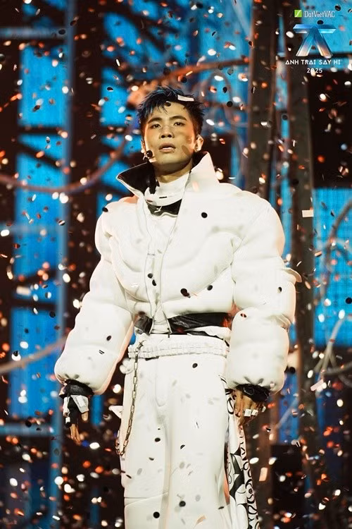 Nhìn lại hành trình ở Anh trai say hi 2025, Phúc Du cho biết, anh đã được làm tất cả những gì mà bản thân đặt ra như màu nhạc phong phú, sân khấu đầu tư, được làm đội trưởng. "Phúc đã thực sự hết mình và mãn nguyện với những gì mình đã làm", anh viết trên trang cá nhân.