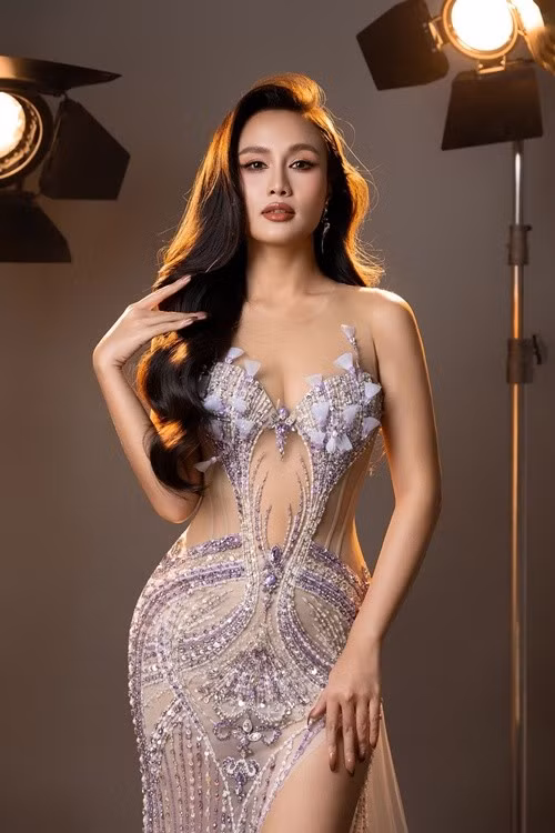 Trên trang cá nhân, Như Thuỳ cho biết, cô từng thanh nhạc tại trường Cao đẳng Văn hóa Nghệ thuật TP HCM, Đại Học Văn hóa Nghệ thuật Quân đội, đoạt Á quân cuộc thi Hãy nghe tôi hát 2021. Ảnh: FB Như Thuỳ.