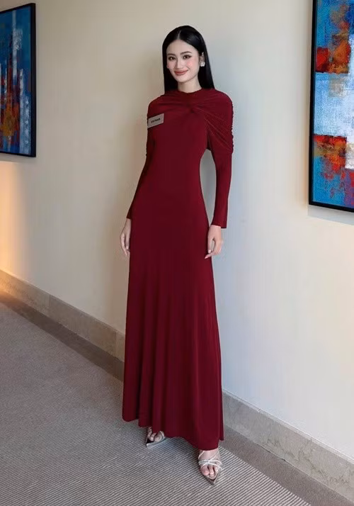 Mỹ nhân sinh năm 2002 tích cực chia sẻ hình ảnh, clip đầy năng lượng khi thi nhan sắc quốc tế. Ảnh: FB Ý Nhi.