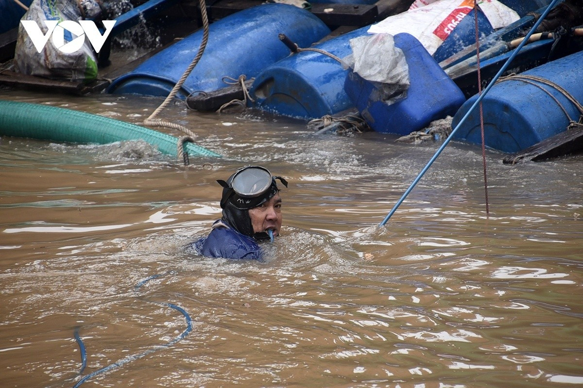 Thợ lặn thay ca nhau làm việc liên tục để xử lý lòng hố móng dưới độ sâu lớn.
