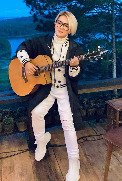 Theo Tiền Phong, Vũ Hà nổi tiếng từ thập niên 1990, chuyên hát dòng nhạc trữ tình, nhạc trẻ. Ảnh: FB Vũ Hà.