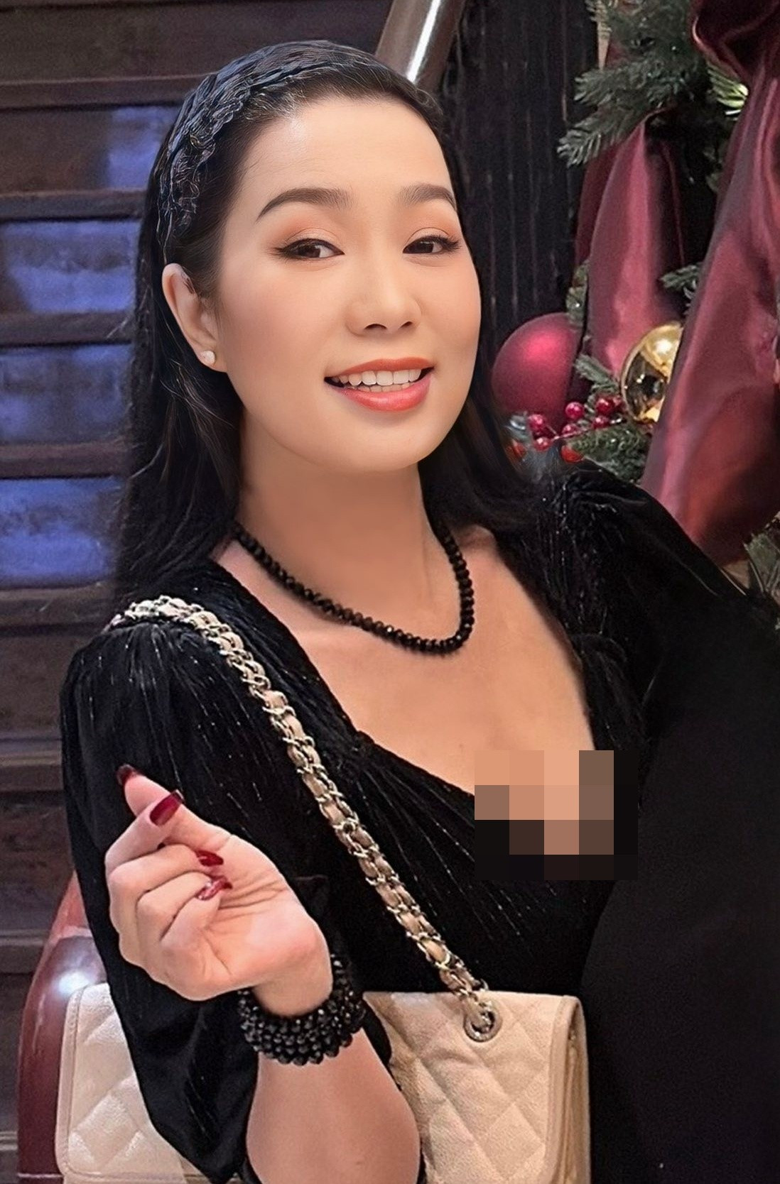 Trịnh Kim Chi gây ấn tượng với nhan sắc mặn mà, phúc hậu và vẻ đẹp đằm thắm theo thời gian. Khi xuất hiện tại sự kiện, cô thường trang điểm nhẹ nhàng.