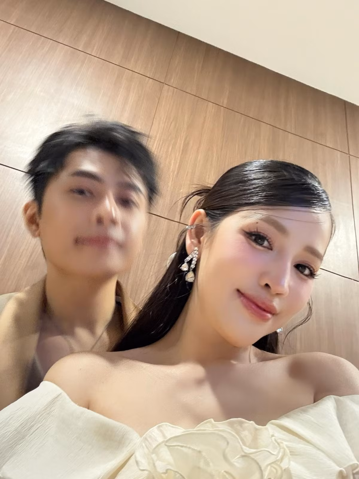 Đăng tải khoảnh khắc 'dìm hàng' Gin Tuấn Kiệt, Puka viết: "Lâu lắm rồi hai vợ chồng không có chụp ảnh selfie với nhau". Đáp lời vợ, Gin Tuấn Kiệt: "Tại vậy nên mới lâu lắm đó".