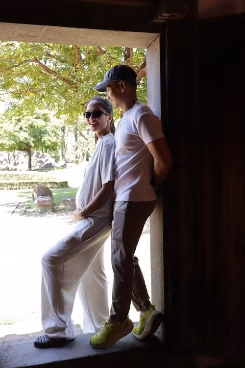 Về phong cách thời trang khi mang bầu, H'hen Niê cho biết: "Hen bị mê và xem nhiều style mẹ bầu ở Instagram, xem mê từ lúc chưa có bầu luôn, khoái kiểu vẫn năng động và yêu đời ấy". Ảnh: FB H’hen Niê.