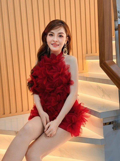 Những bộ váy họa tiết 3D hoặc phom xòe nhẹ giúp cô giữ được nét nữ tính mà vẫn tạo sự thoải mái.