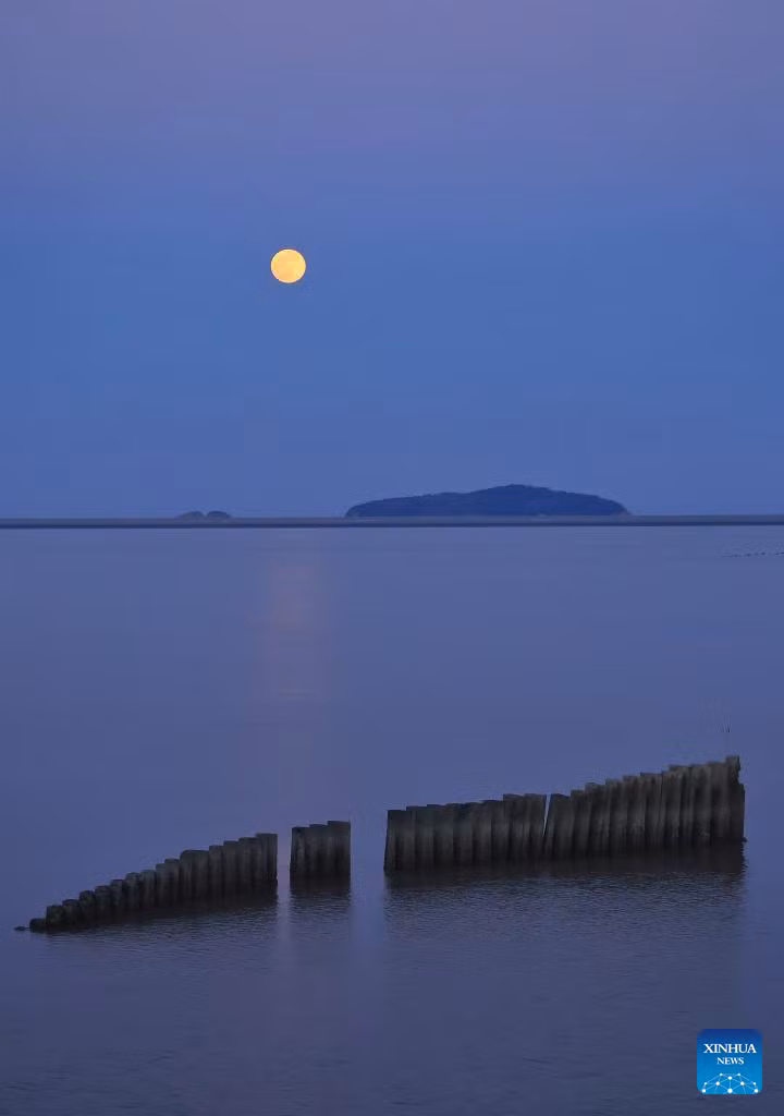 Bức ảnh chụp ngày 3/1/2026 ghi lại hình ảnh Mặt Trăng trên bầu trời thành phố Chu Sơn, tỉnh Chiết Giang, Trung Quốc.