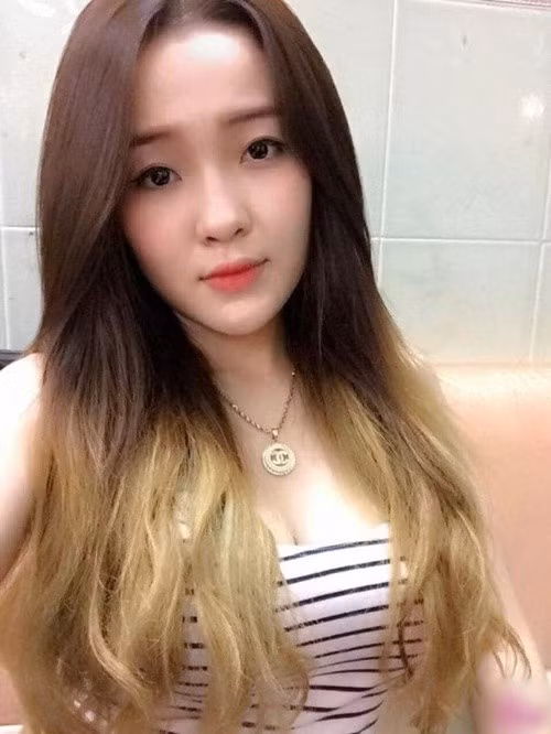 Tuổi 18, Ngân 98 chưa phẫu thuật thẩm mỹ. Nhiều cư dân mạng nhận xét, thời điểm đó, hot girl có phần tròn trịa, tự nhiên. Ảnh: Thương Hiệu Pháp Luật.