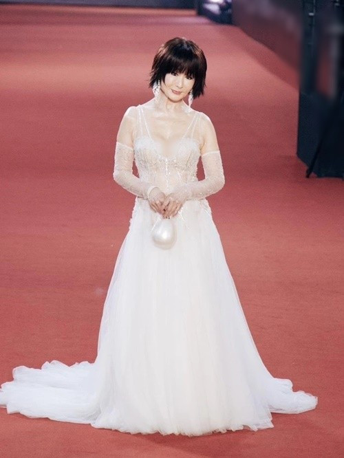 Mới đây, xuất hiện trên thảm đỏ một sự kiện, Phan Nghinh Tử khiến nhiều khán giả phải ngỡ ngàng bởi vẻ ngoài trẻ mãi không già. Ảnh: Marie Claire.