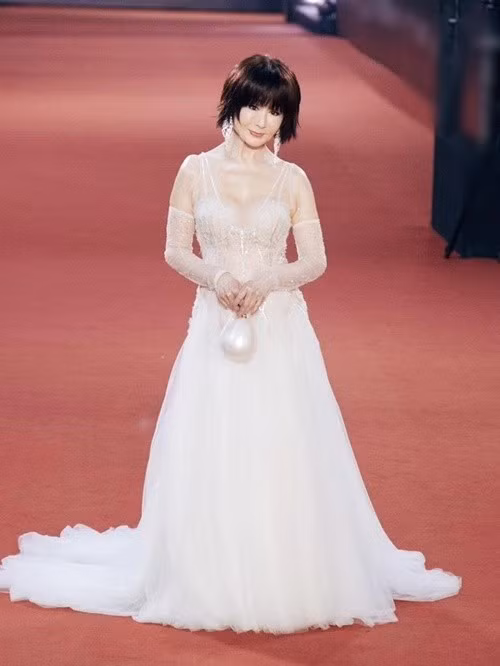 Mới đây, xuất hiện trên thảm đỏ một sự kiện, Phan Nghinh Tử khiến nhiều khán giả phải ngỡ ngàng bởi vẻ ngoài trẻ mãi không già. Ảnh: Marie Claire.