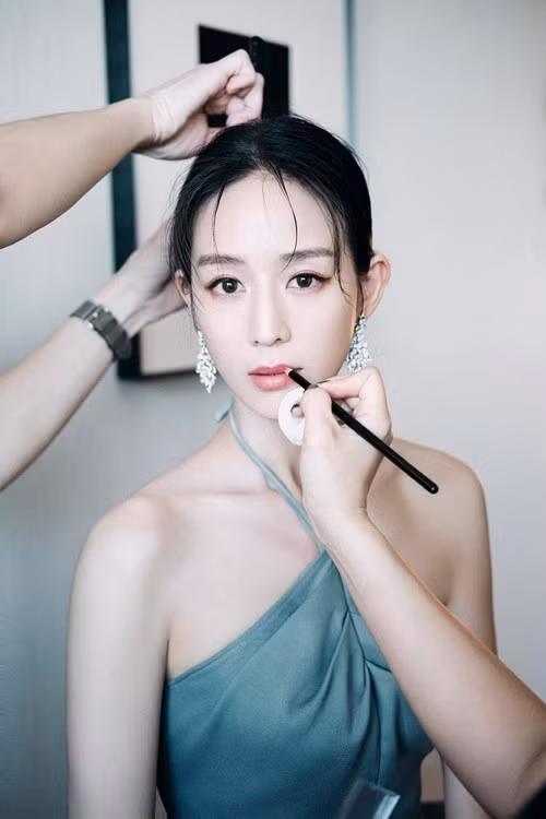 Trương Quân Ninh sở hữu nhan sắc gây mê. Bành Vu Yến từng gọi cô là 'nữ thần'. Hà Nhuận Đông khen Trương Quân Ninh quá hoàn hảo đến mức anh chẳng dám lại gần. Ảnh: FB Trương Quân Ninh.