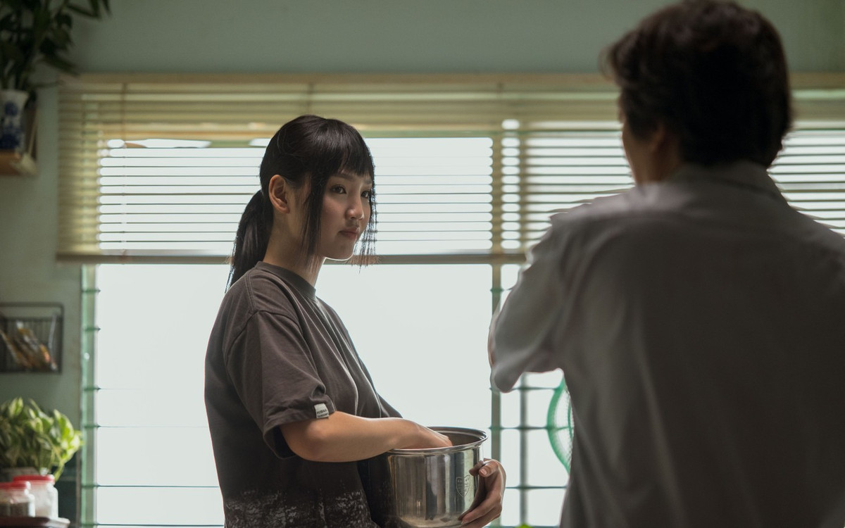 Nhân vật Đoàn Minh Anh trong Nhà ba tôi sống trong không gian sinh hoạt chật hẹp cùng ba, đam mê thời trang. Ảnh: Tiền Phong.