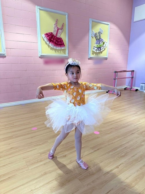 Trước đó, trong cuộc phỏng vấn với Vietnamnet, Y Phụng từng tiết lộ, 6 tháng bé Paris đã hát i, ô, gần 2 tuổi bắt đầu bắt chước hát theo những phim hoạt họa. Ảnh: FB Y Phụng.