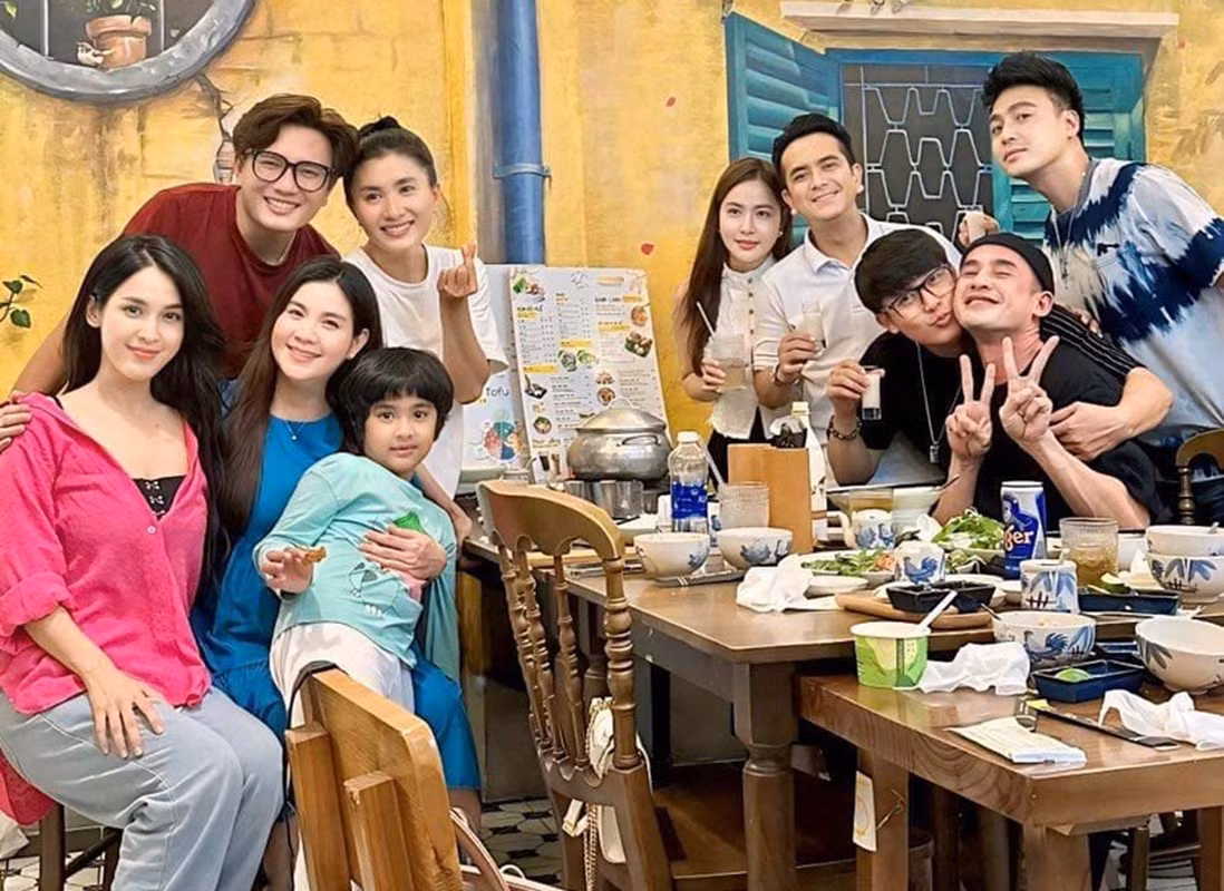 Hùng Thuận còn giới thiệu bạn gái với hội bạn thân trong showbiz. Ảnh: FB Hùng Thuận.