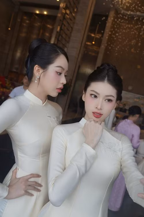 Trên Tiền Phong, Thanh Thủy chia sẻ: "Tôi chủ động đề nghị được làm phù dâu cho Hoa hậu Đỗ Thị Hà. Tôi hạnh phúc vì được tham dự lễ ăn hỏi. Hôm nay phái đoàn phù dâu rất hùng hậu, nhan sắc của cô dâu nổi bật, tươi tắn. Đây là khoảnh khắc đẹp nhất của chị. Mong cuộc sống hôn nhân của chị Đỗ Thị Hà tràn ngập tiếng cười. Ảnh: FB Thanh Thủy.