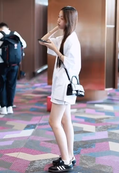 Con gái Triệu Vy có đôi chân dài miên man ở tuổi 15. Ảnh: Tiền Phong.