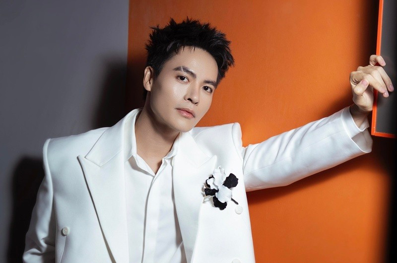 Diễn viên Võ Tấn Phát quyên góp 100 triệu đồng. Anh cho biết: "Có khán giả mới có Phát, nay đồng bào miền Trung đang rất khó khăn trước thiên tai, Phát xin được thay mặt các khán giả của mình chia sẻ một ít chân tình mong bà con mình sẽ sớm vượt qua". Ảnh: FB Võ Tấn Phát.