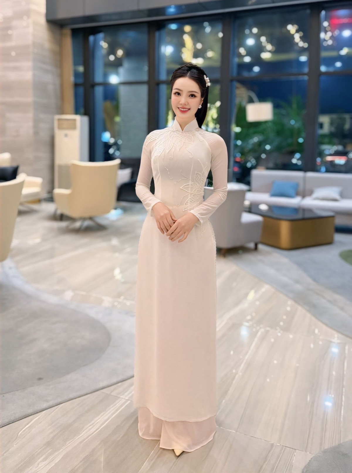 "Mỗi lần mặc áo dài tôi đều thấy tôi dịu dàng hơn thường lệ! Hai chương trình gần đây đều được mặc áo dài thật tự tin", Thụy Vân viết trên trang cá nhân.