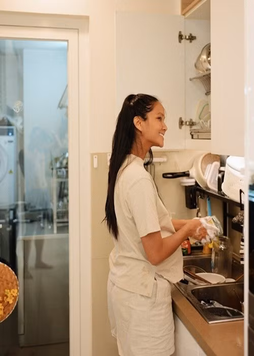 Mang bầu, H'hen Niê giữ thói quen đứng một lúc sau ăn. Ảnh: FB H'hen Niê.