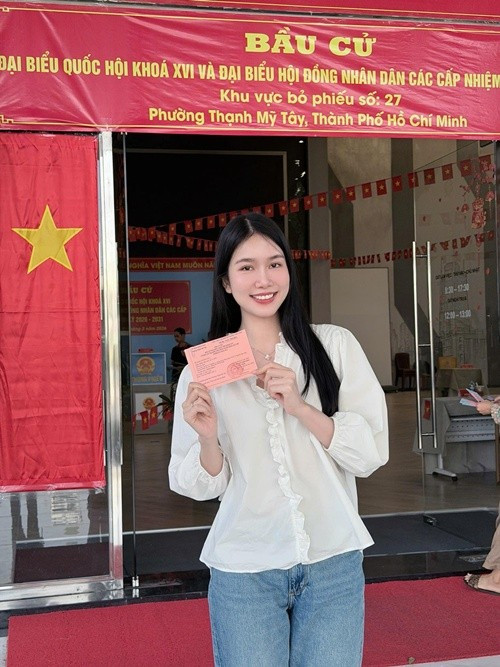 Á hậu Phương Anh bày tỏ: “Một lá phiếu nhỏ, một trách nhiệm lớn. Hoàn thành nghĩa vụ công dân hôm nay”. Ảnh: FB Phương Anh.