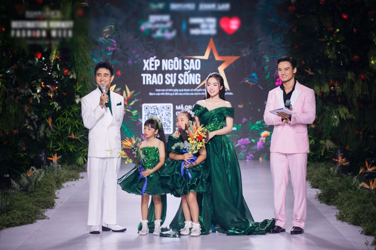 Bảo Ngọc tự tin trình diễn catwalk cùng hai cô con gái vào tháng 8/2025. Ảnh: FB Đạt G.