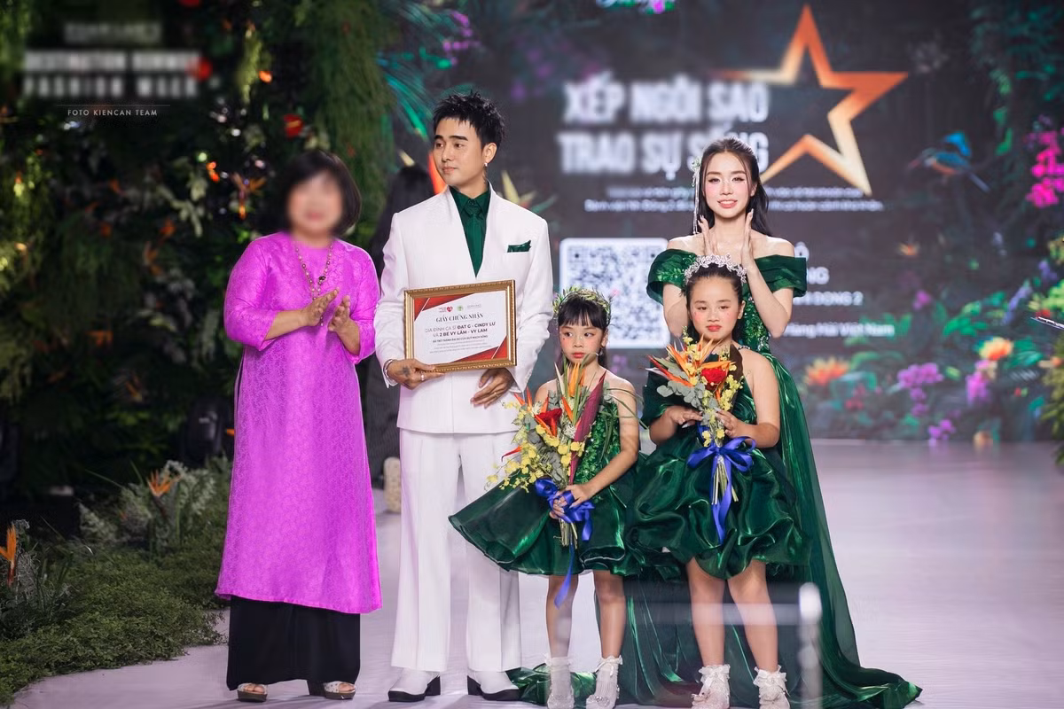 "Hồi bé ước mơ làm người mẫu, lớn lên cao 1m58, cảm ơn Gà Cún cho mami được thực hiện ước mơ", Bảo Ngọc chia sẻ về việc xuất hiện với vai trò người mẫu. Ảnh: FB Đạt G.