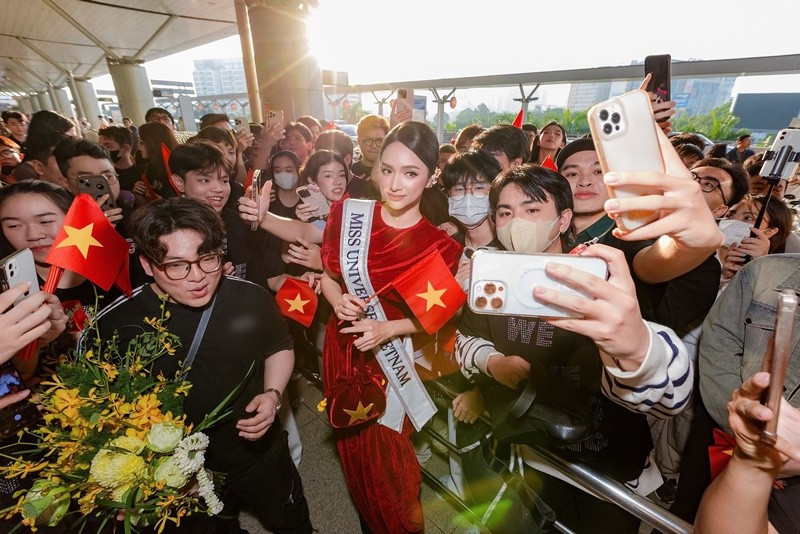 View - Hương Giang được fan vây kín ở sân bay khi đi thi Miss Universe 2025 | Báo Tri thức và Cuộc sống - TIN TỨC PHỔ BIẾN KIẾN THỨC 24H